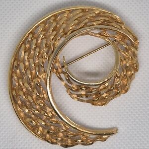 BEAUTIFUL Large Gold Tone Openwork Design Swirl Shaped Brooch
